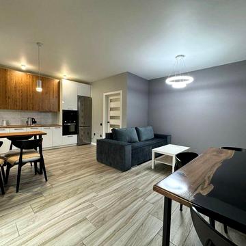 Оренда таунхауса з терасою і садом.