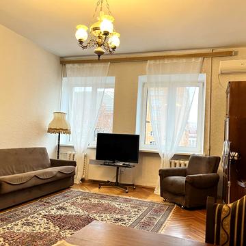 Оболонська вул., 35