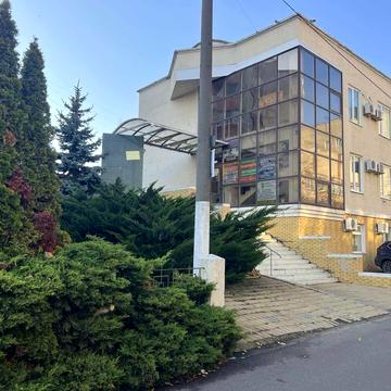 Захисників України вул. (1-го Травня), 1-А