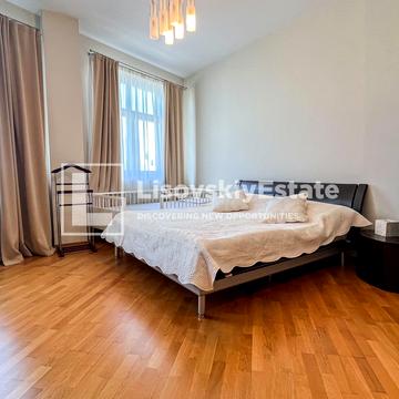 Тараса Шевченка бульв., 11