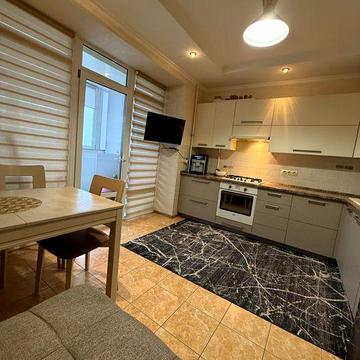 Простора двокімнатна квартира на Богоявленській