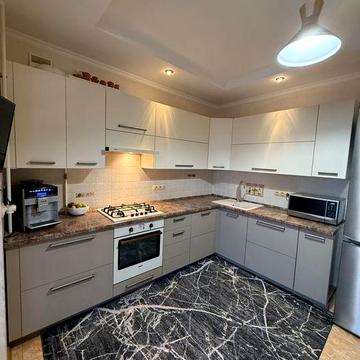 Простора двокімнатна квартира на Богоявленській