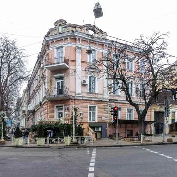 Редкая находка: большая семейная квартира в тихом квартале у Горсада