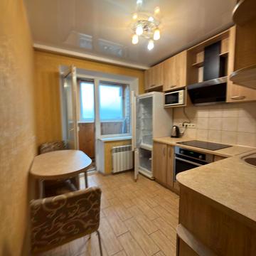 Менахем-Мендл Шнеєрсона вул. (Мініна), 1