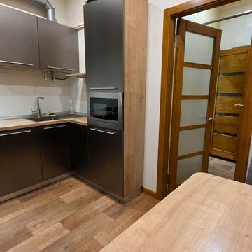 Будівельників вул., 28