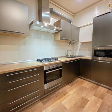 Будівельників вул., 28