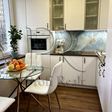 Героїв Небесної Сотні просп., 16/10