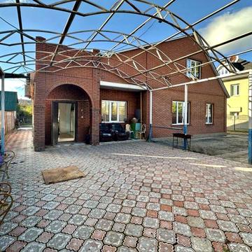 Продаж фасадного будинку зі всіма міськими комунікаціями біля м.Нивки