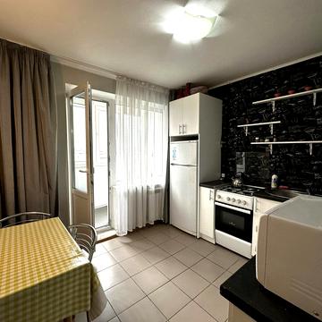 Оболонська пл. (Дружби Народів СРСР), 5