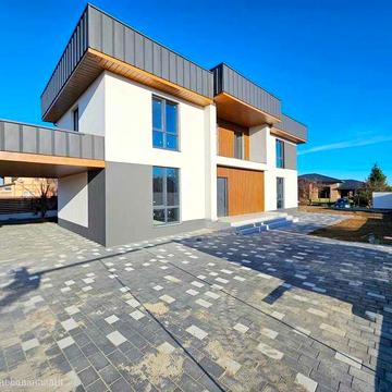 Сучасний, новозбудований будинок на околиці м.Стрий...