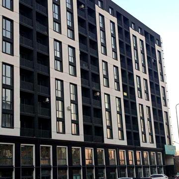 Простора 2-кімнатна квартира в центрі міста. Будинок зданий.