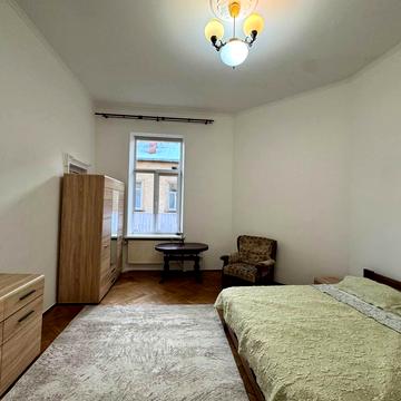 Гетьмана Петра Дорошенка вул. (), 42