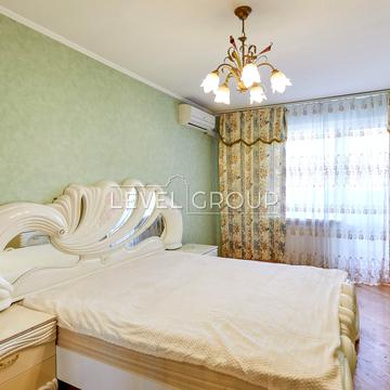 Анни Ахматової вул., 43