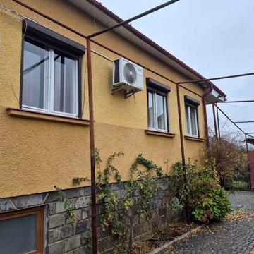 Продаж добротного будинку на два входи.