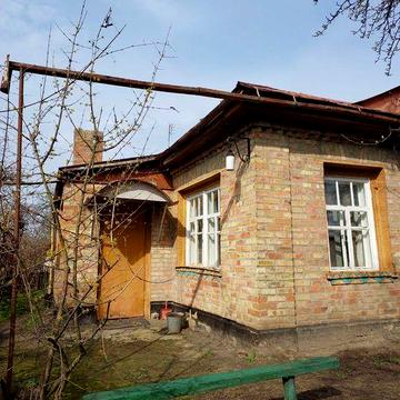 Продається 1/2 будинку.