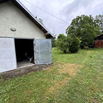 Велика земельна ділянка з садом,  деревяним будинком і мурований гараж