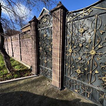 Продається будинок в центрально- міському районі .