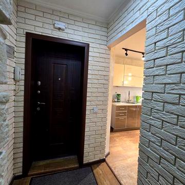 Продам 3-х кімнатну в цегляному будинку 2000р.п.