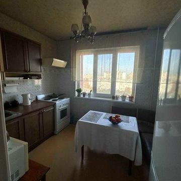 Вул. Каштановая, 15А, світла охайна квартира! Видова!