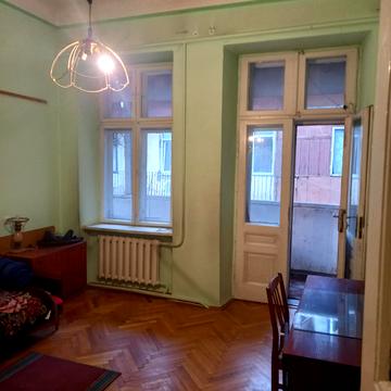 Українська вул., 12