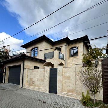 Будинок з ремонтом на фонтані