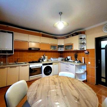 Продам квартиру з гаражем в Центрі міста