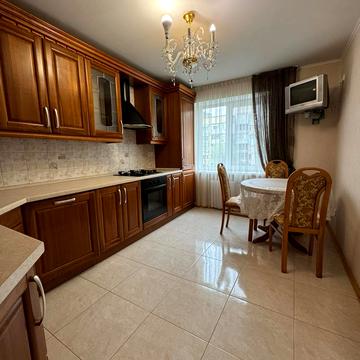 Менахем-Мендл Шнеєрсона вул. (Мініна), 5