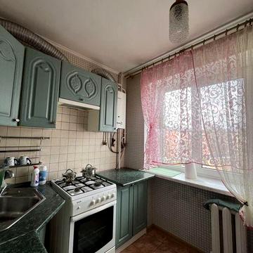 Здається простора, повністю мебльована