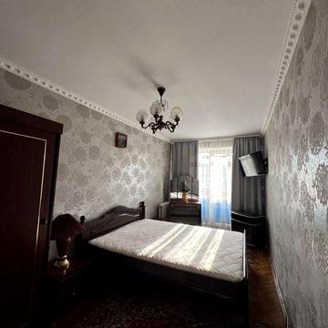 Здається простора, повністю мебльована