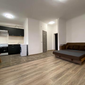 Ялтинська вул., 8