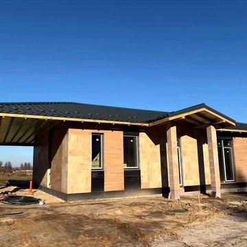 Будинок в оточенні лісу