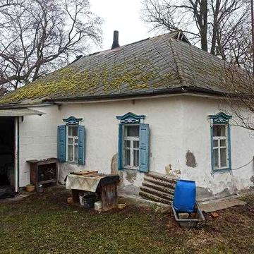 Батьківська хата в Лозовому Яру.