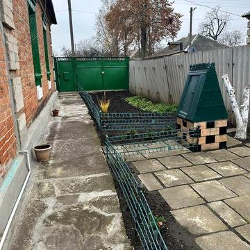 Продам 1/2 будинку в центрі м. Лозова