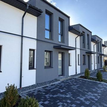 Місячна вул., 1