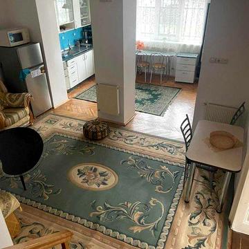 Напів-особняк в престижній центральній локації. Без тварин.