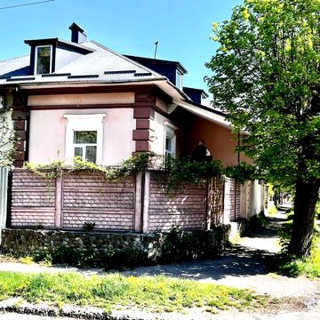 Напів-особняк в престижній центральній локації. Без тварин.