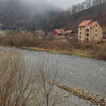 Дикий зруб у Карпатах — свій куточок у горах