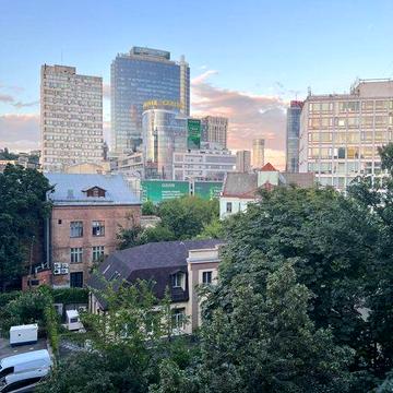 2-кімна ,центр, метро пл.Українських героїв,газ,  вул .Ш.Руставелі 25