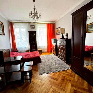 Богдана Хмельницького вул., 30