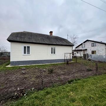 Молодіжна, 8