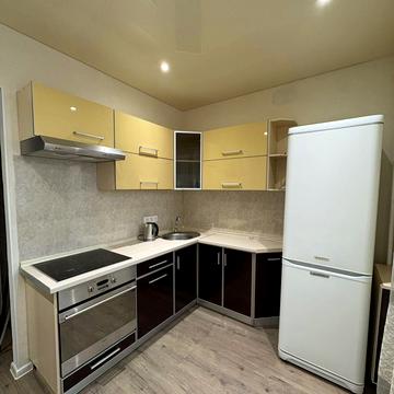 Ньютона вул., 98