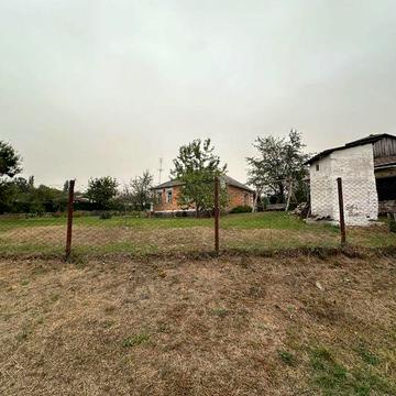 Цегляний будинок з прибудовою, підвалом, гаражем та літньою кухнею