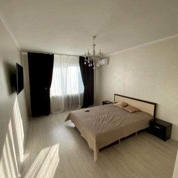 Анни Ахматової вул., 28