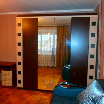 Сдам 2х ком кв метро. Защитников УКР. Этаж третий. 9000 + свет и вода.