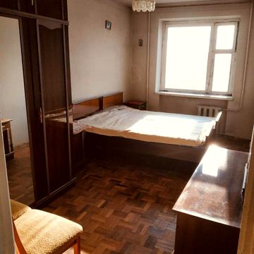 Листопадна вул., 1