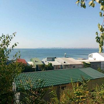 Продам  летний домик на берегу моря с красивым панорамным видом .