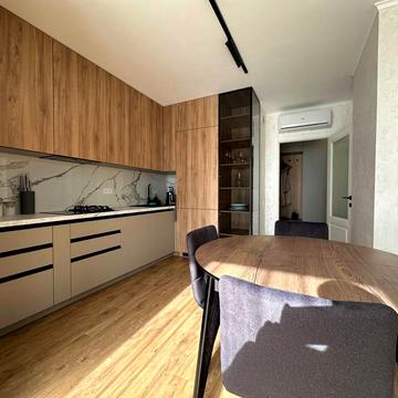 Анни Ахматової вул., 21