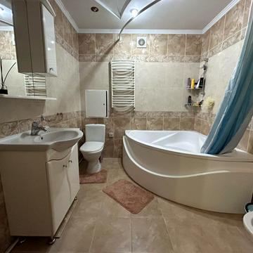 Степана Бандери вул., 7/1