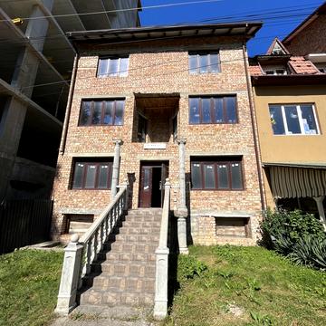 В. Івасюка, 3