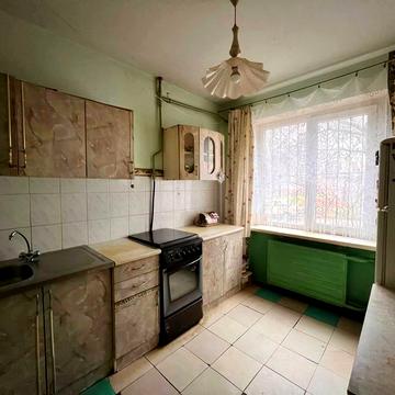 Космонавтів вул., 26